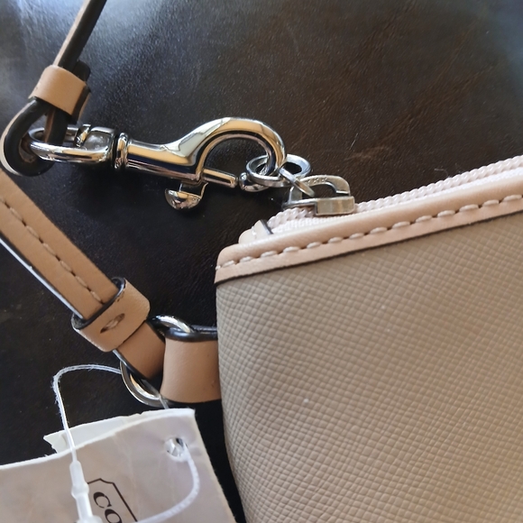 NWT COACH HORSE AND CARRIAGE MEDIUM WRISTLET